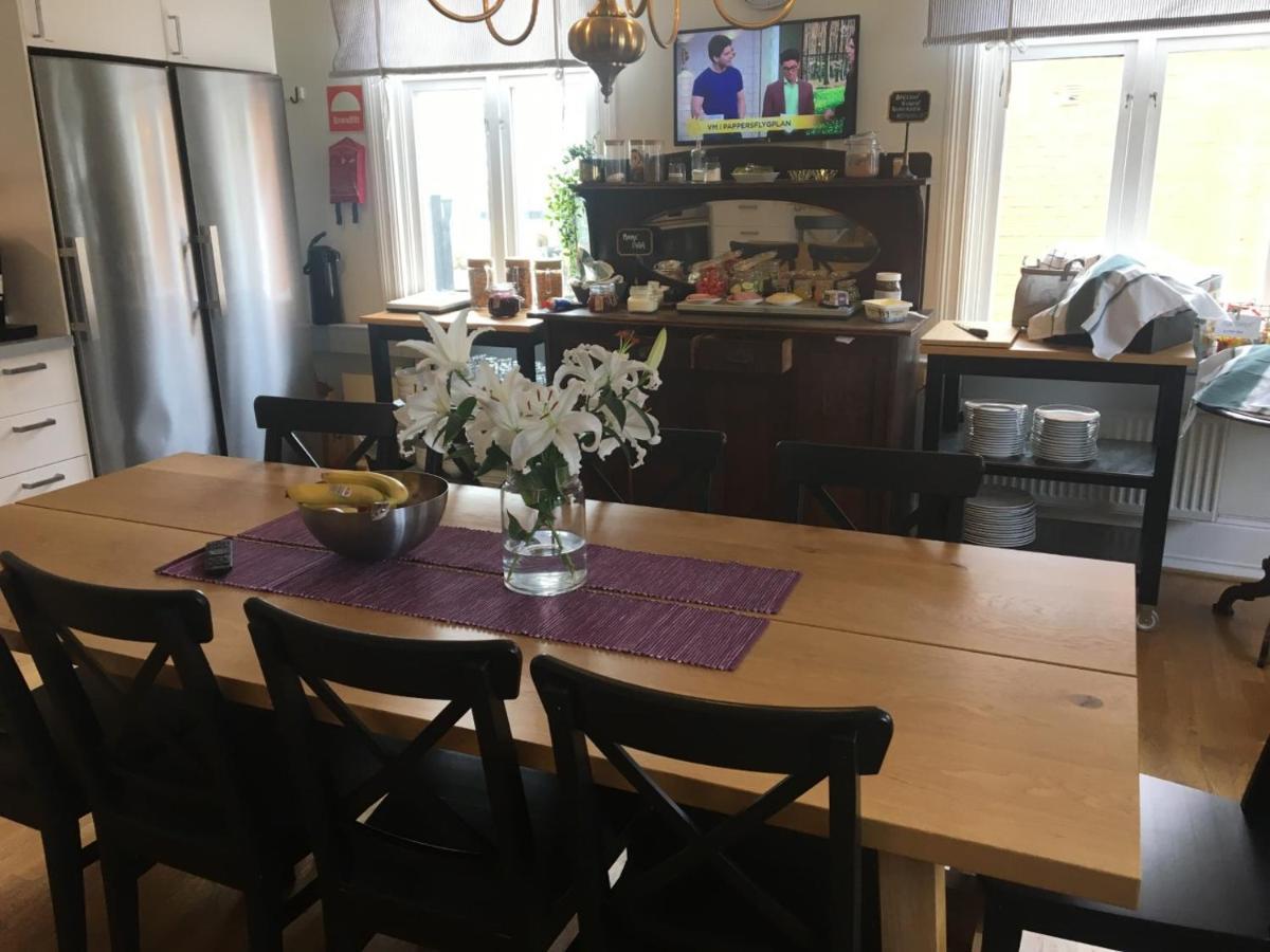 Jaernvaegshotellet B&B Skara Bagian luar foto