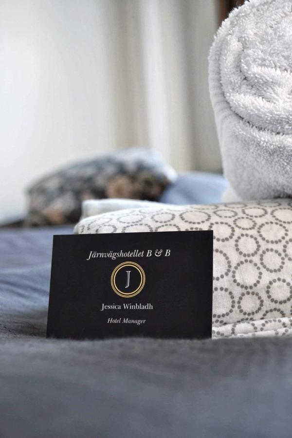 Jaernvaegshotellet B&B Skara Bagian luar foto