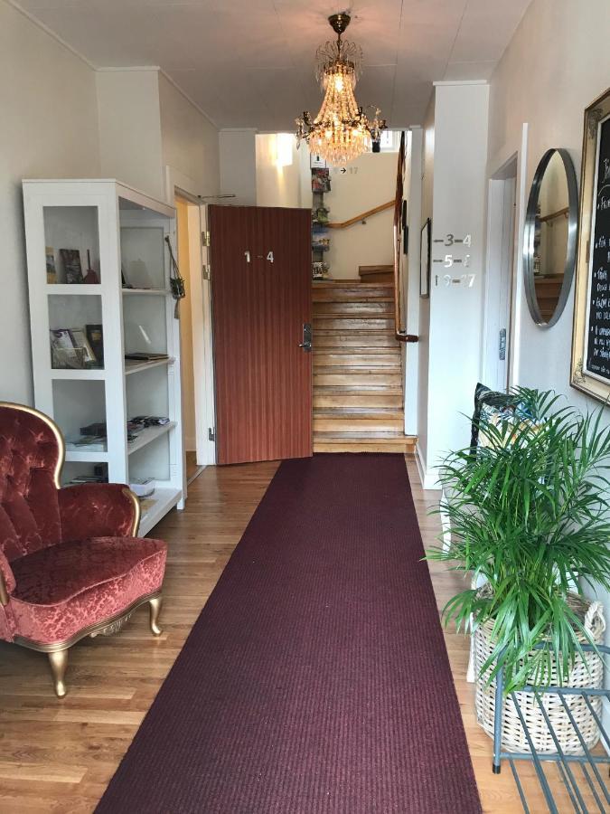 Jaernvaegshotellet B&B Skara Bagian luar foto