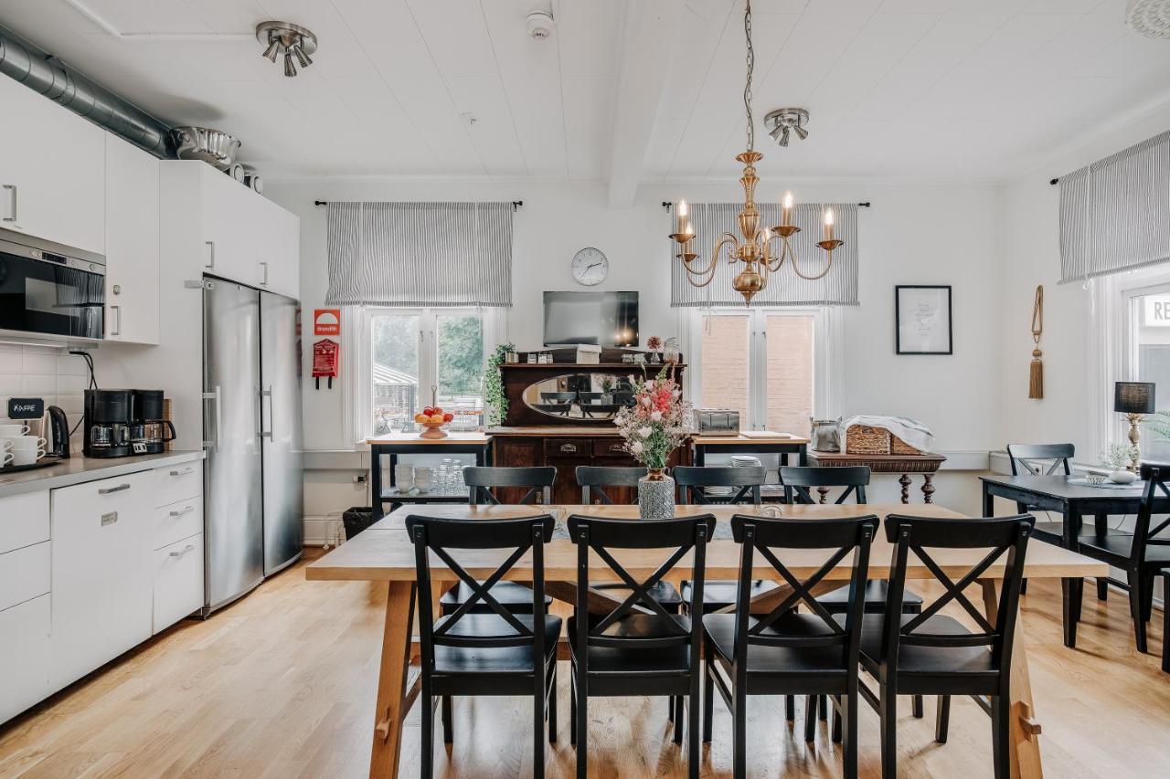 Jaernvaegshotellet B&B Skara Bagian luar foto