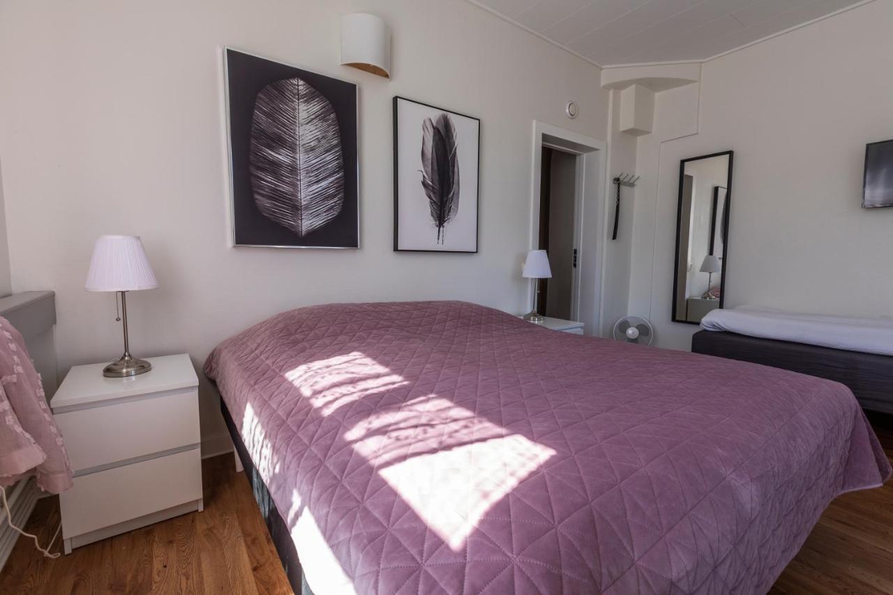 Jaernvaegshotellet B&B Skara Bagian luar foto