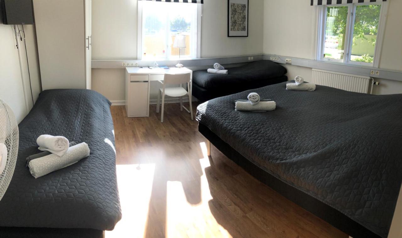 Jaernvaegshotellet B&B Skara Bagian luar foto