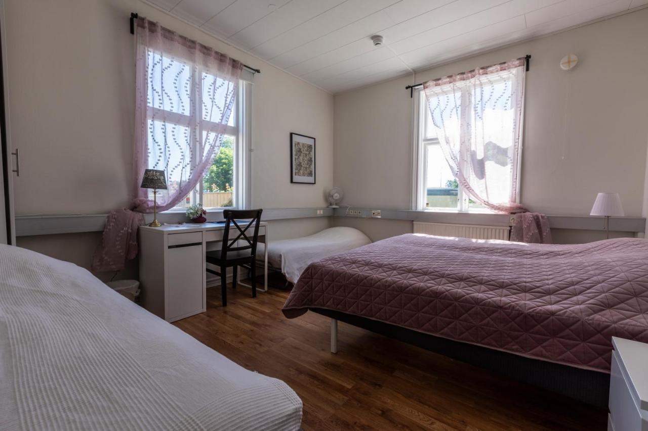 Jaernvaegshotellet B&B Skara Bagian luar foto