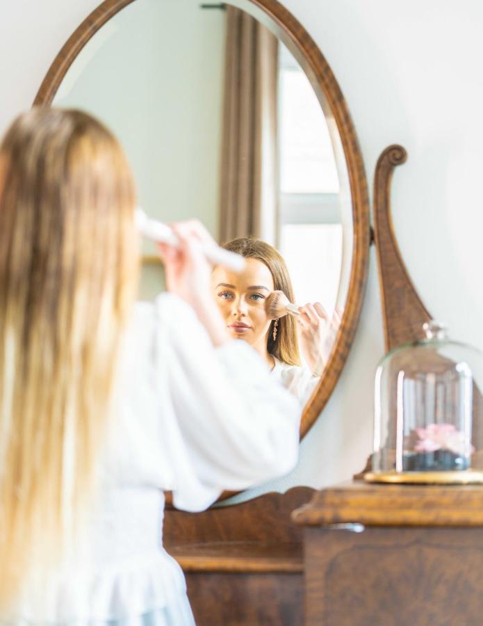 Jaernvaegshotellet B&B Skara Bagian luar foto