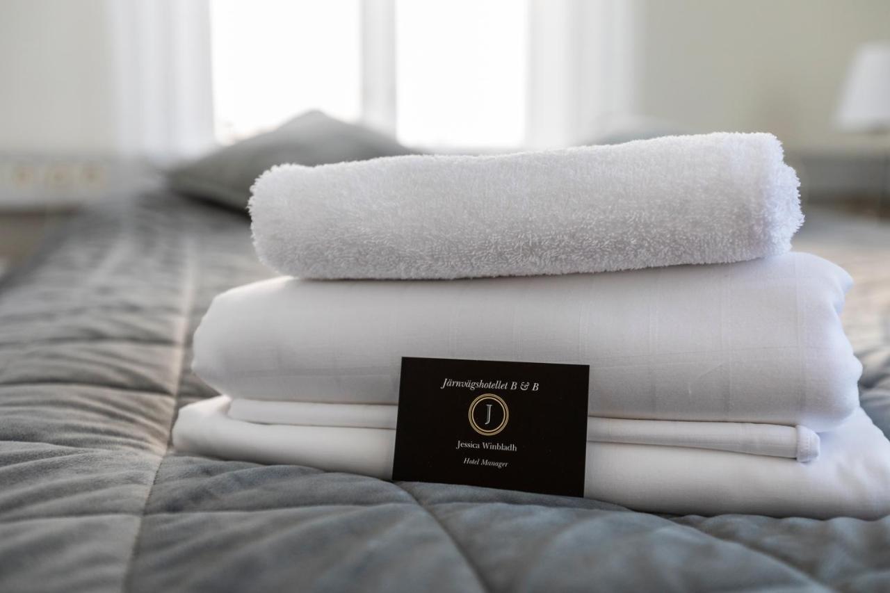 Jaernvaegshotellet B&B Skara Bagian luar foto