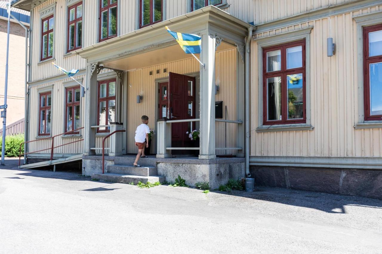 Jaernvaegshotellet B&B Skara Bagian luar foto