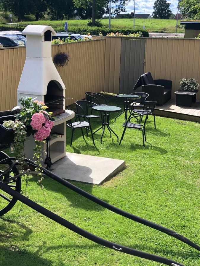 Jaernvaegshotellet B&B Skara Bagian luar foto