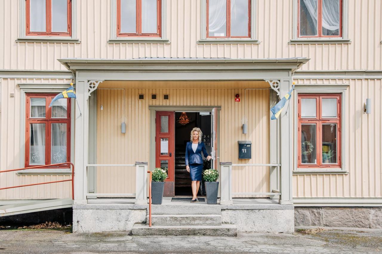 Jaernvaegshotellet B&B Skara Bagian luar foto