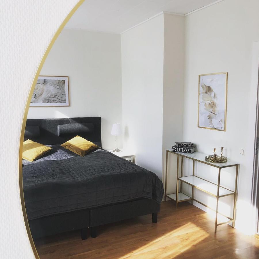 Jaernvaegshotellet B&B Skara Bagian luar foto
