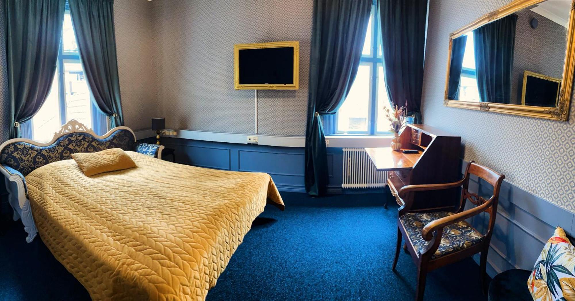 Jaernvaegshotellet B&B Skara Bagian luar foto