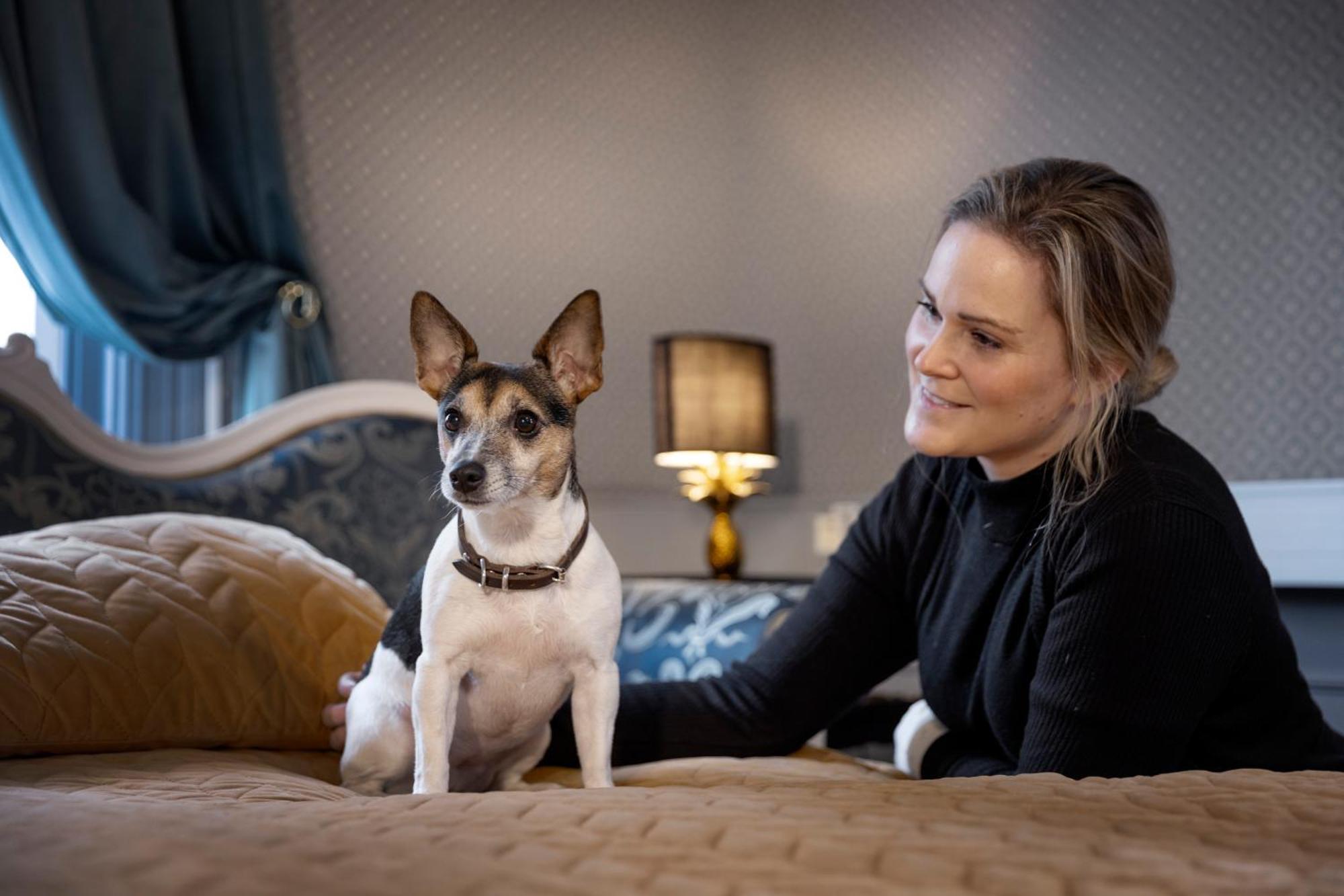 Jaernvaegshotellet B&B Skara Bagian luar foto